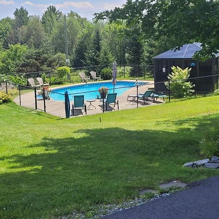 Auberge Aux Deux Peres Magog Exterior foto